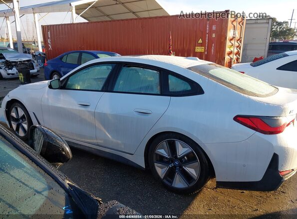 WBY73AW08NFM93593 2022 BMW I4 White 360 interior view