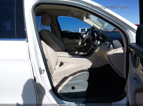 WDC0G4JB5HF168612 2017 MERCEDES-BENZ GLC 300 Белый Вид салона спереди
