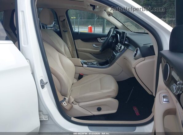 WDC0G4JBXHF221983 2017 MERCEDES-BENZ GLC 300 Белый Вид салона спереди