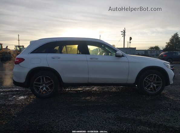 WDC0G4KB8HF139085 2017 MERCEDES-BENZ GLC 300 White Widok wnętrza z tyłu