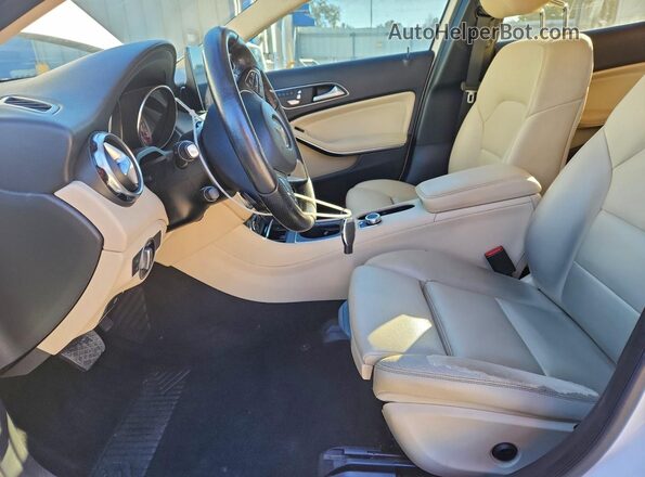WDCTG4EB4JJ482052 2018 MERCEDES-BENZ GLA White Vista interior delantera