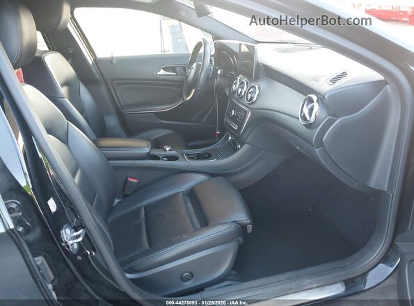 WDCTG4EB6KU004019 2019 MERCEDES-BENZ GLA 250 Black Widok wnętrza z przodu