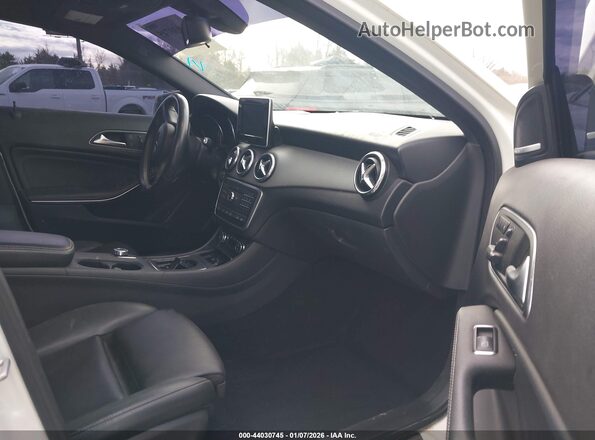 WDCTG4GB2HJ336773 2017 MERCEDES-BENZ GLA 250 White Widok wnętrza z przodu