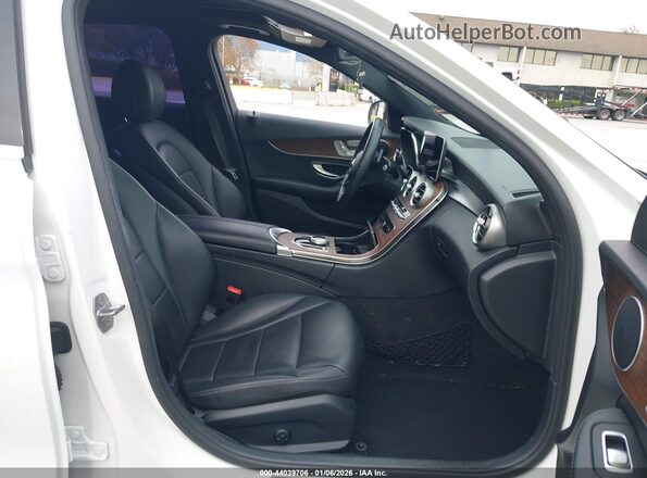 WDDWF8DB1LR528557 2020 MERCEDES-BENZ C-CLASS White წინა სალონის ხედი