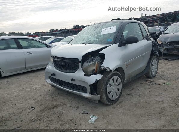 WMEFJ5DA0GK076468 2016 SMART FORTWO Silver Widok z przodu