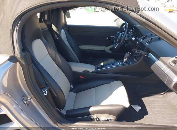 WP0CB2A85JS228301 2018 PORSCHE BOXSTER Серебряный Вид салона спереди