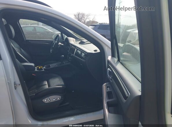 WP1AA2A56NLB11972 2022 PORSCHE MACAN White Front interior view