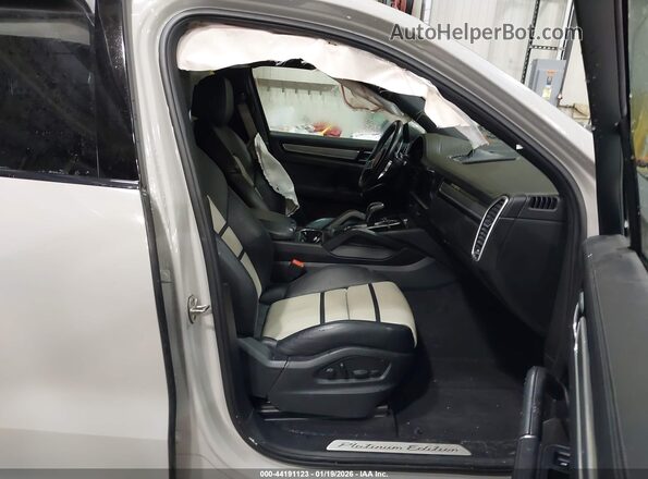 WP1AA2AY1NDA05689 2022 PORSCHE CAYENNE Gray Front interior view