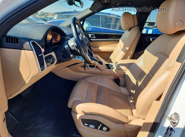WP1AA2AY7MDA10233 2021 PORSCHE CAYENNE Белый Вид салона спереди