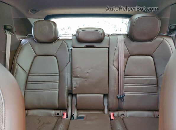 WP1AA2AY7PDA03996 2023 PORSCHE CAYENNE Black Widok tylnych siedzeń