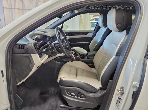 WP1AA2AY7RDA04505 2024 PORSCHE CAYENNE White Vista interior delantera