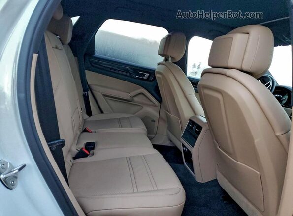 WP1AA2AY8PDA04901 2023 PORSCHE CAYENNE White უკანა სალონის ხედი