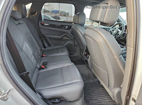 WP1AA2AYXNDA05268 2022 PORSCHE CAYENNE White Widok wnętrza z tyłu