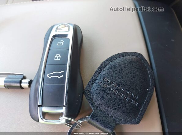 WP1BA2AY3SDA29184 2025 PORSCHE CAYENNE Красный Вид панели приборов