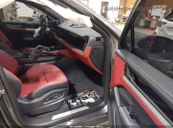 WP1BE2AY3SDA37564 2025 PORSCHE CAYENNE Gray Front interior view
