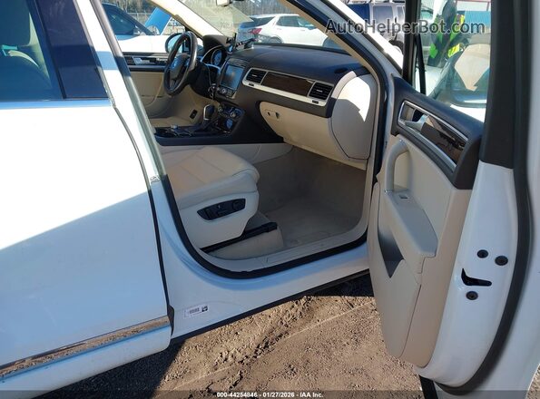 WVGEF9BP5GD010993 2016 VOLKSWAGEN TOUAREG White წინა სალონის ხედი