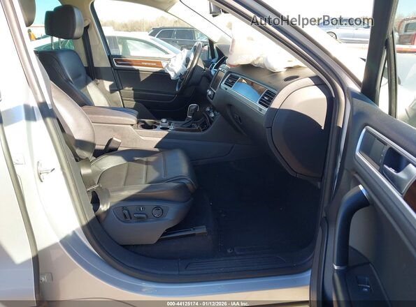 WVGEP9BP0GD001048 2016 VOLKSWAGEN TOUAREG Silver Front interior view