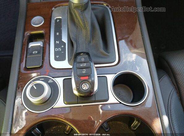 WVGEP9BP0GD001048 2016 VOLKSWAGEN TOUAREG Silver Dashboard view