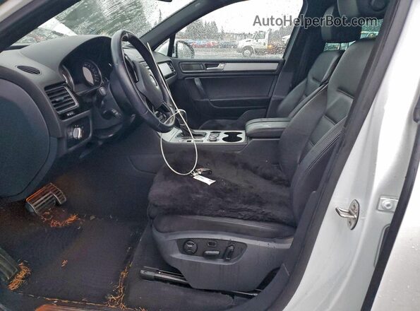 WVGRF7BP4HD002861 2017 VOLKSWAGEN TOUAREG White Widok wnętrza z przodu