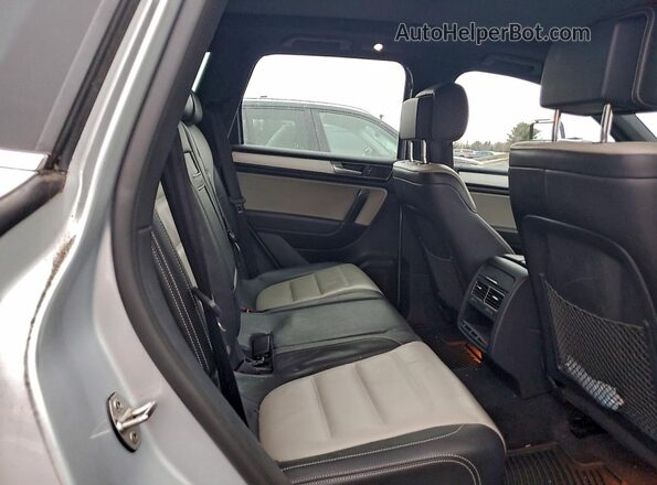 WVGRF7BP6HD006717 2017 VOLKSWAGEN TOUAREG Silver Vista de los asientos traseros