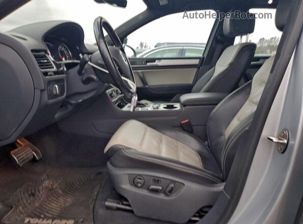 WVGRF7BP6HD006717 2017 VOLKSWAGEN TOUAREG Silver Vista interior delantera
