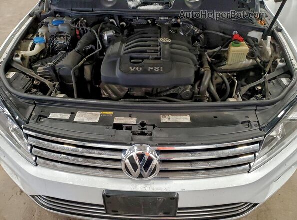 WVGRF7BP8HD006802 2017 VOLKSWAGEN TOUAREG White Widok komory silnika