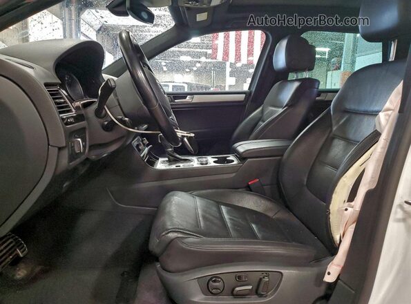 WVGRF7BP8HD006802 2017 VOLKSWAGEN TOUAREG White Widok wnętrza z przodu