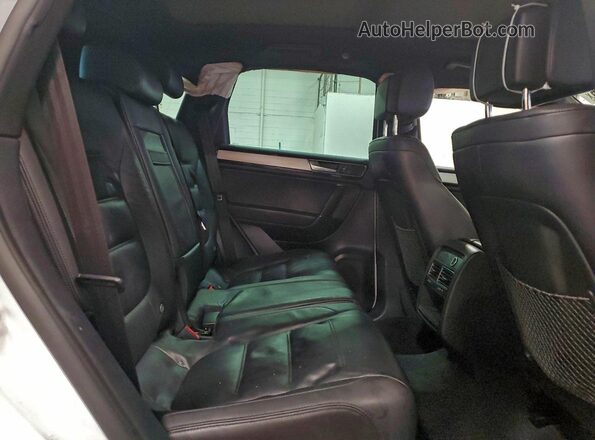 WVGRF7BP8HD006802 2017 VOLKSWAGEN TOUAREG White Widok wnętrza z tyłu