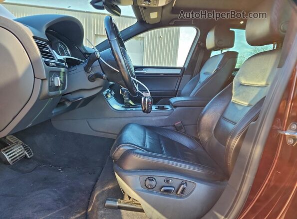WVGRF7BPXHD002962 2017 VOLKSWAGEN TOUAREG Maroon Vista interior delantera