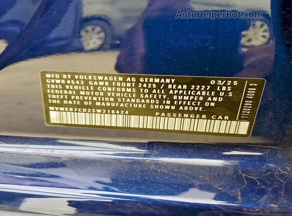 WVWEB7CD2SW216424 2025 VOLKSWAGEN GOLF Blue Vista del compartimento del motor