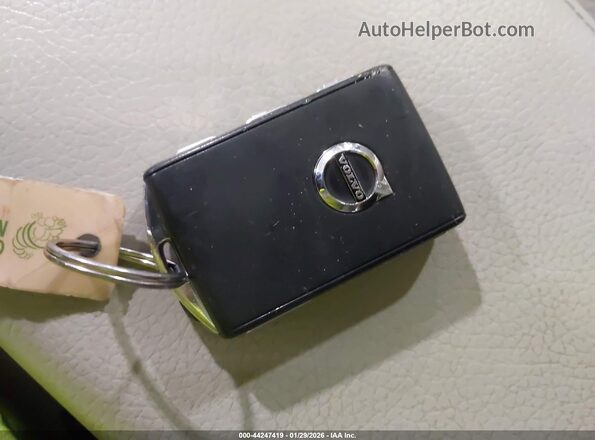 YV1102EK7L2394867 2020 VOLVO V60 White Dashboard view