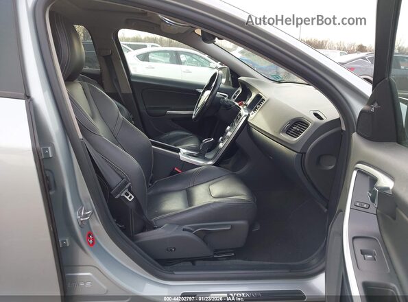 YV140MELXJ2391279 2018 VOLVO V60 Silver წინა სალონის ხედი