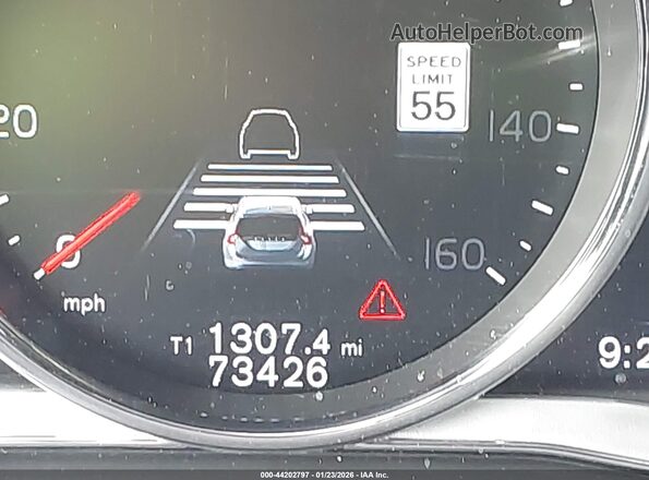 YV140MELXJ2391279 2018 VOLVO V60 Silver 