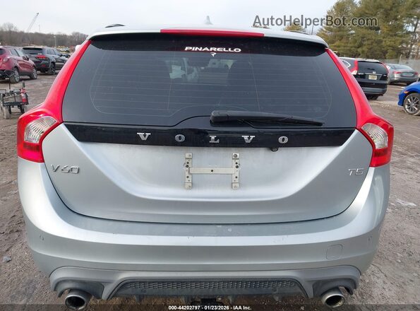 YV140MELXJ2391279 2018 VOLVO V60 Silver 