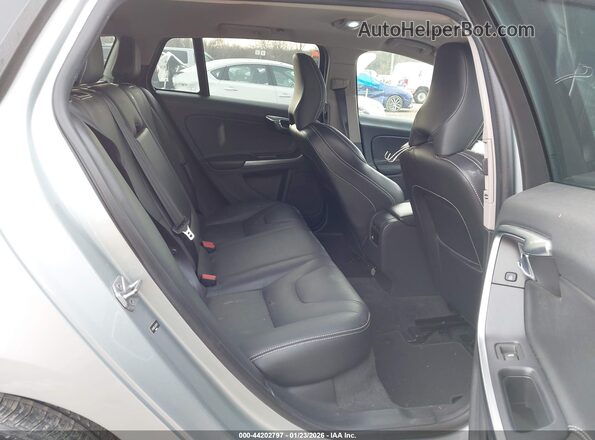 YV140MELXJ2391279 2018 VOLVO V60 Silver VIN კოდის სტიკერის ხედი