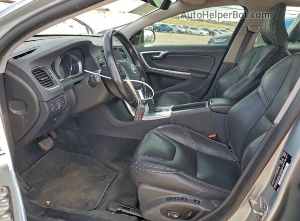 YV140MSLXJ2398219 2018 VOLVO V60 Silver Սալոնի դիմացի տեսք