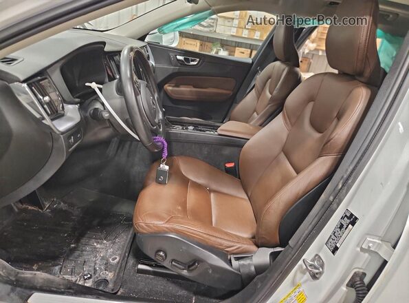 YV4102RK6L1558970 2020 VOLVO XC60 White Front interior view