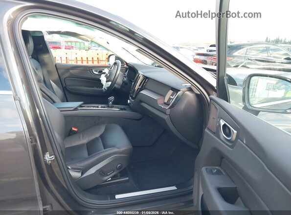 YV4102RK6M1828975 2021 VOLVO XC60 Gray Vista interior delantera