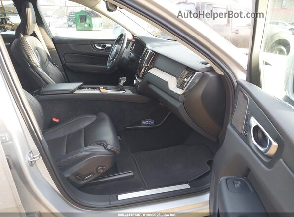 YV4102RL1M1753613 2021 VOLVO XC60 Серебряный Вид салона спереди