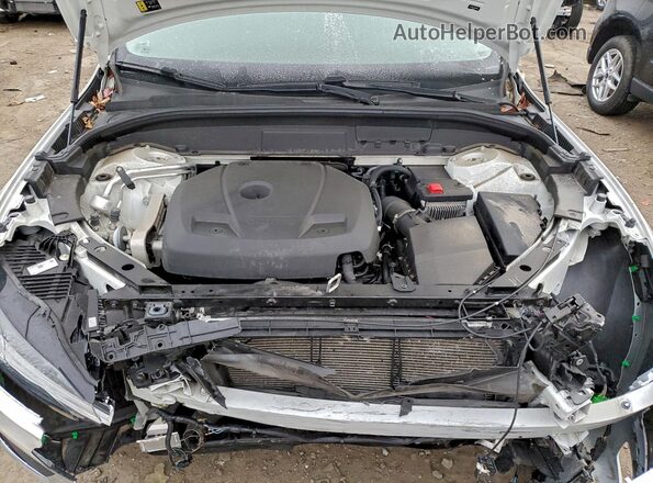 YV4102RLXM1882059 2021 VOLVO XC60 White Vista del compartimento del motor