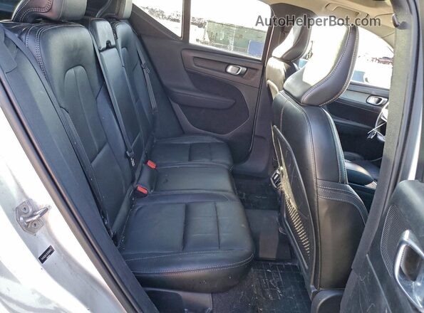 YV4162UL5K2056555 2019 VOLVO XC40 White Rear interior view