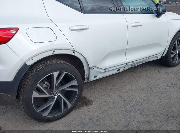YV4162UM0N2714151 2022 VOLVO XC40 White Вид спереду