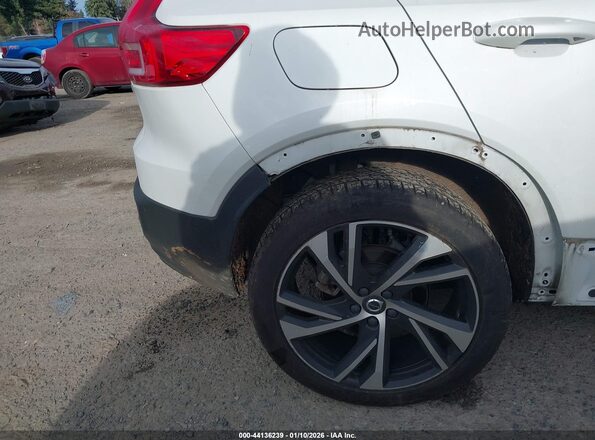 YV4162UM0N2714151 2022 VOLVO XC40 White 
