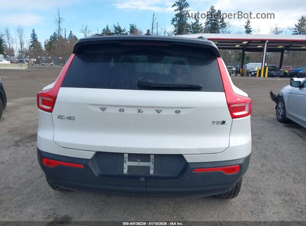 YV4162UM0N2714151 2022 VOLVO XC40 White 