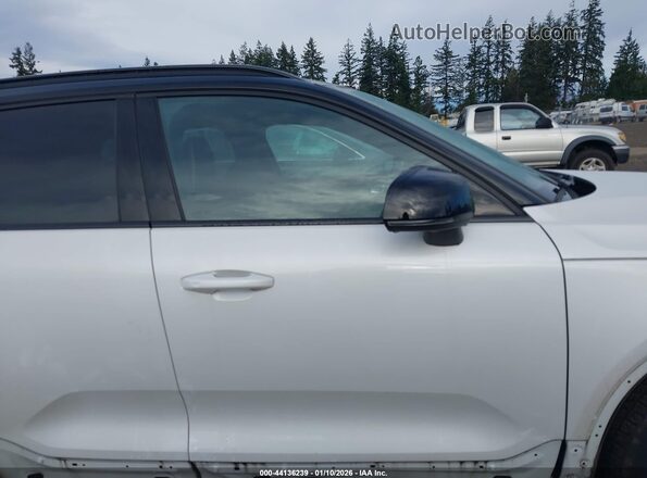 YV4162UM0N2714151 2022 VOLVO XC40 White Панорамний вид салону 360°