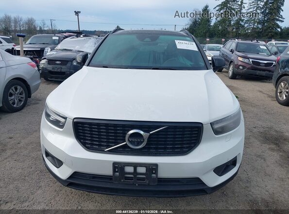 YV4162UM0N2714151 2022 VOLVO XC40 White Вид задньої частини салону