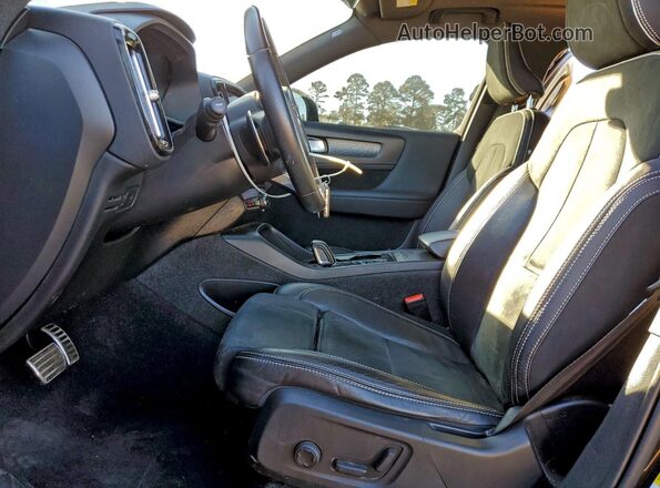 YV4162UM2L2237218 2020 VOLVO XC40 Black Вид салону спереду