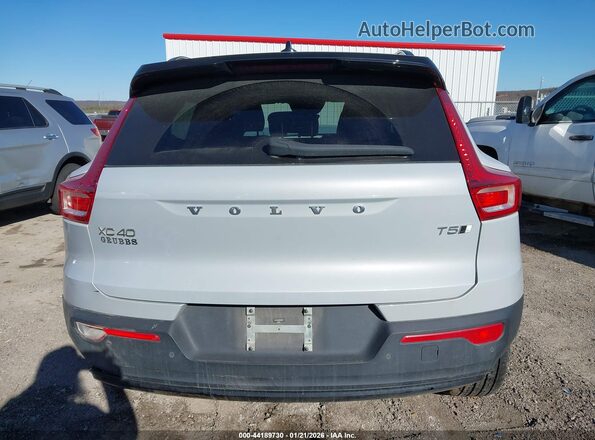 YV4162UM2N2665177 2022 VOLVO XC40 Gray 