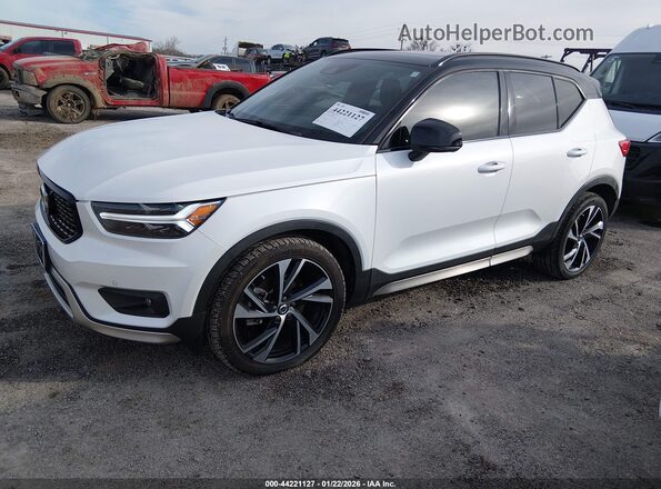 YV4162UM3M2394113 2021 VOLVO XC40 White წინა მარცხენა ხედი სამი მეოთხედიდან