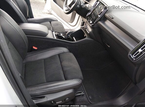 YV4162UM3M2394113 2021 VOLVO XC40 White წინა სალონის ხედი